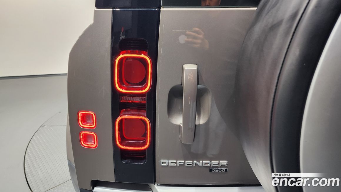 Land Rover Defender 2023