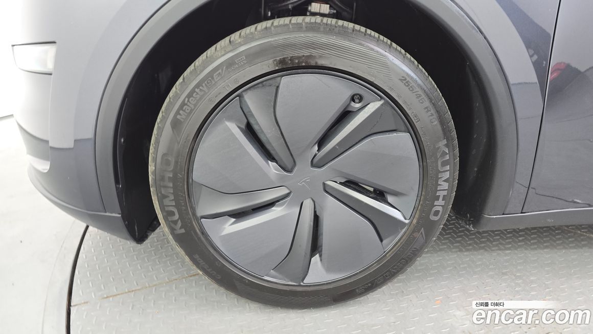 Tesla Model Y 2025