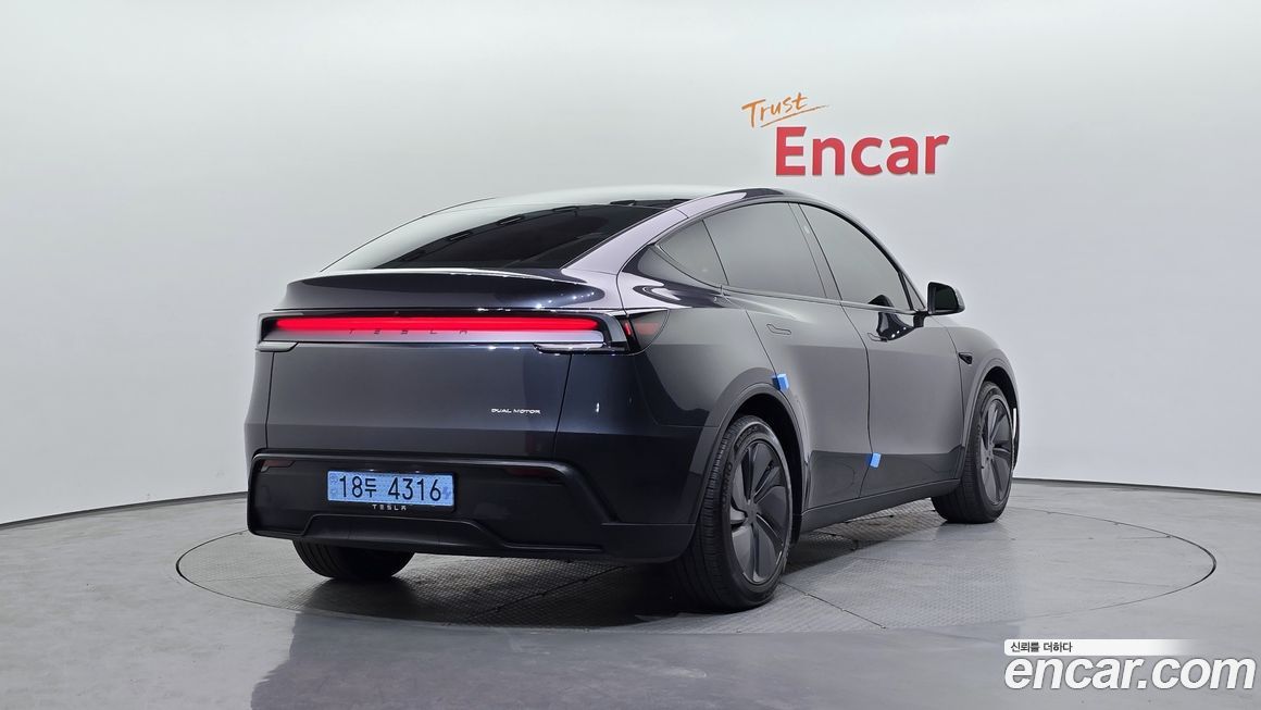 Tesla Model Y 2025