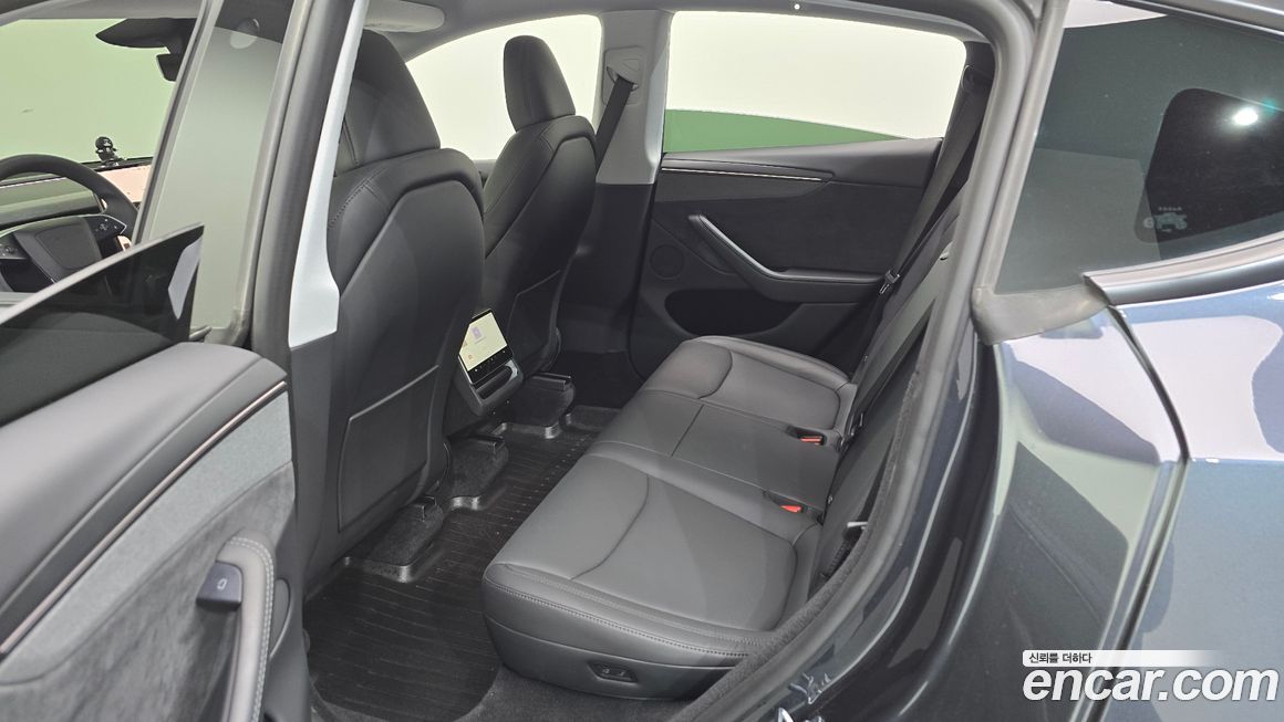 Tesla Model Y 2025