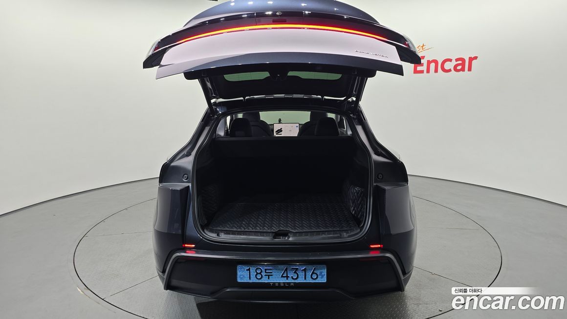 Tesla Model Y 2025