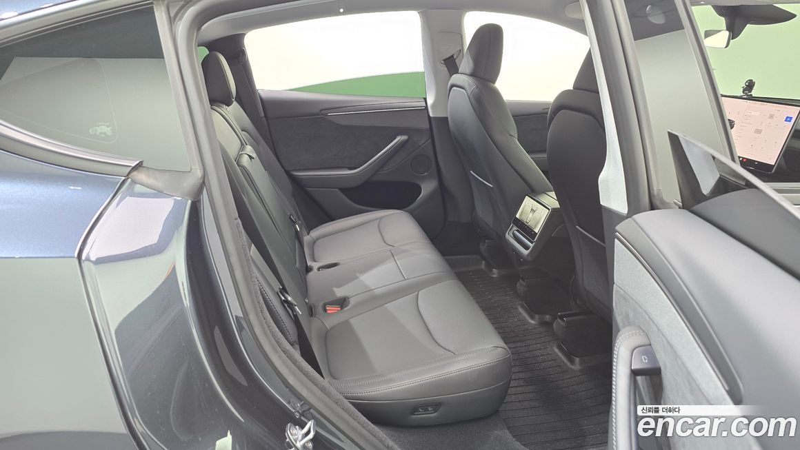 Tesla Model Y 2025
