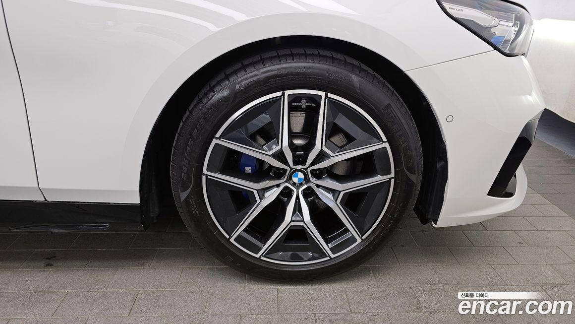 BMW 5-Series 2024