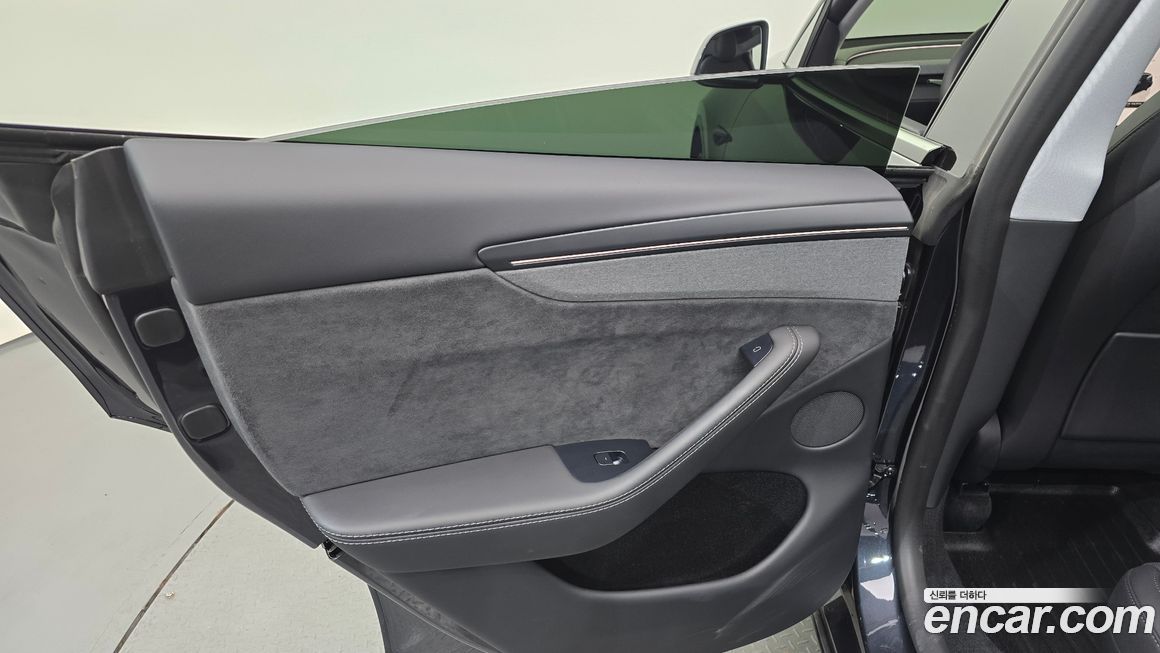 Tesla Model Y 2025