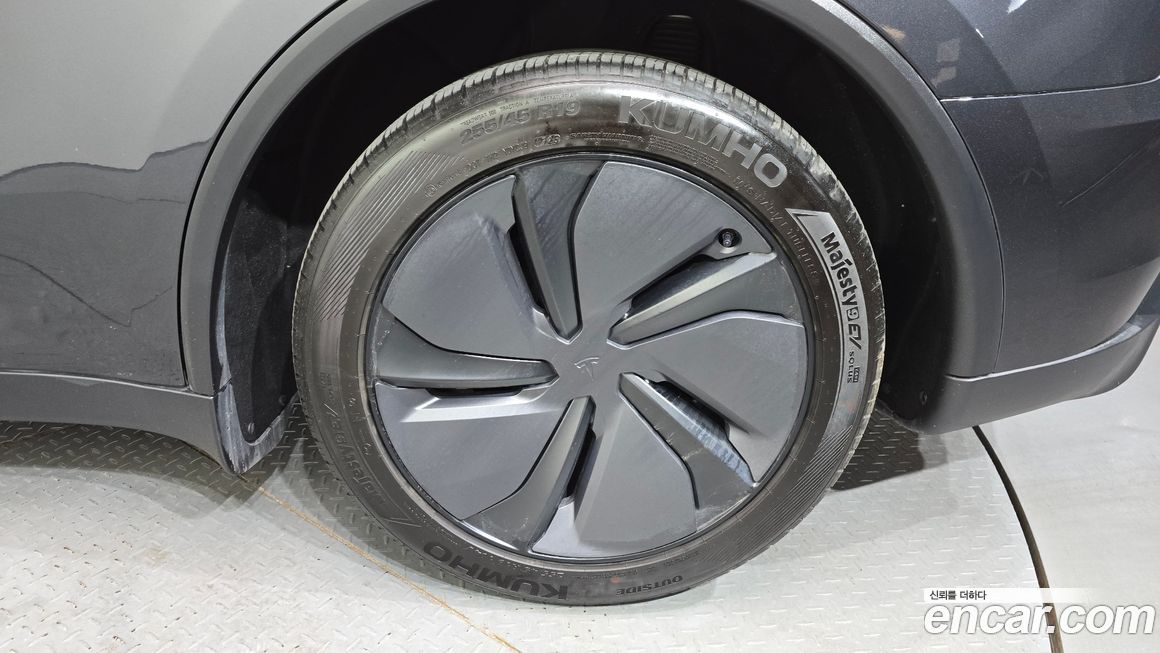Tesla Model Y 2025