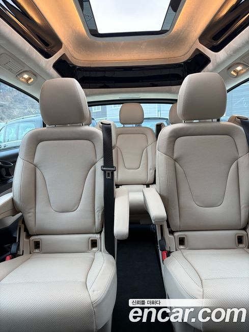 Mercedes-Benz V-Class 2025