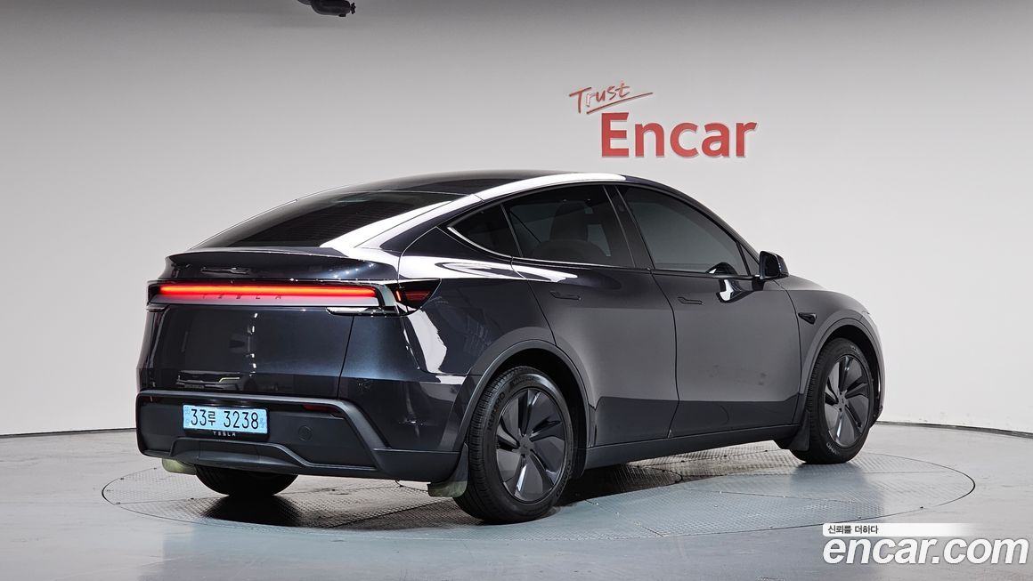 Tesla Model Y 2025