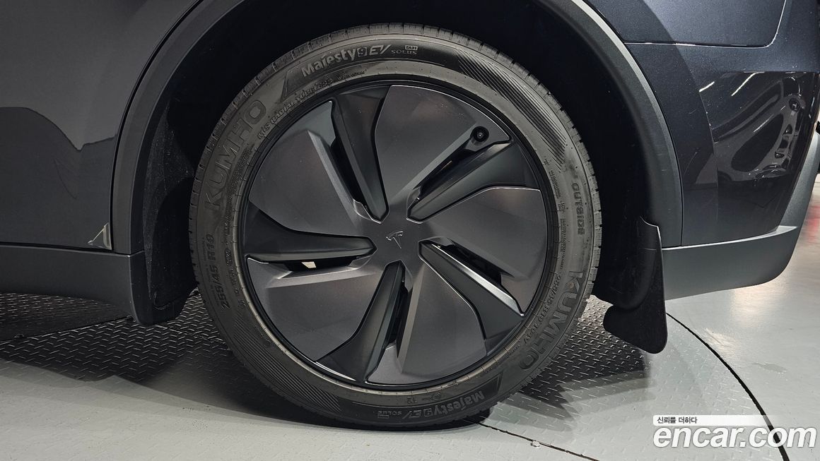 Tesla Model Y 2025