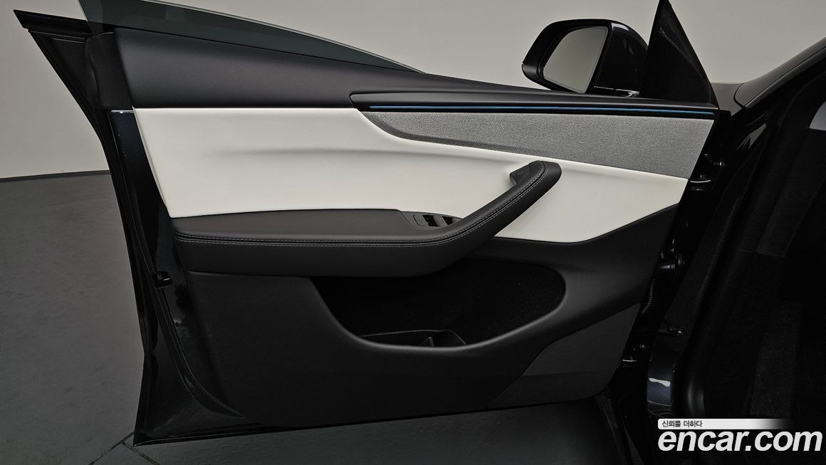 Tesla Model Y 2025