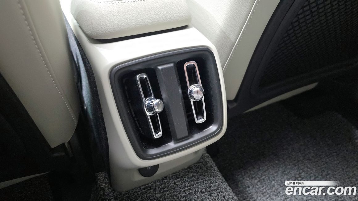 Volvo XC40 2024