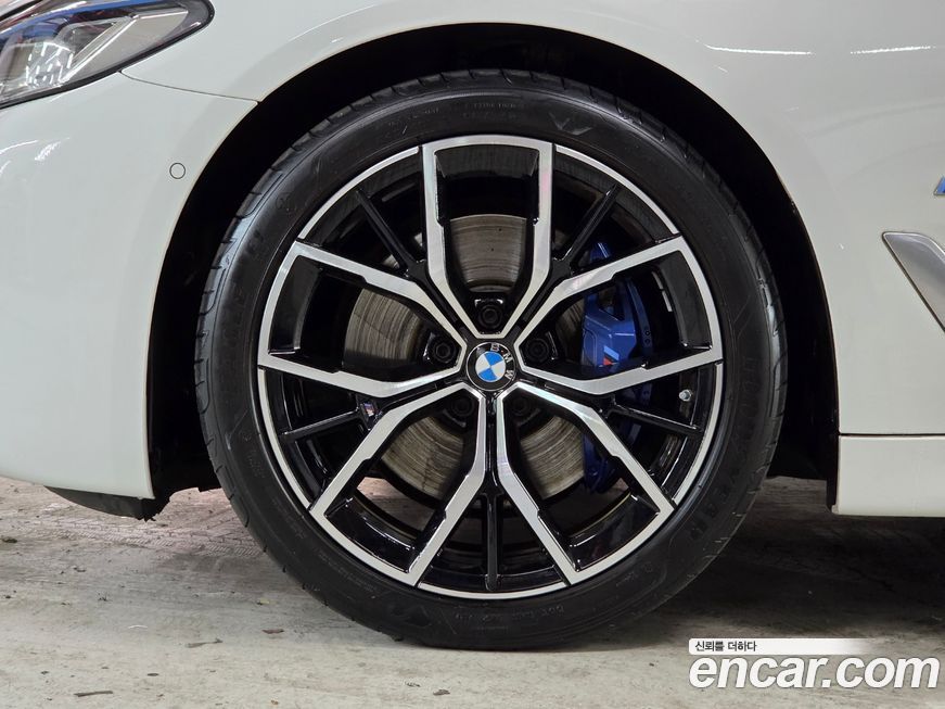 BMW 5-Series 2023