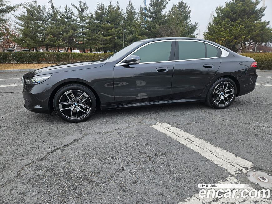 BMW 5-Series 2024