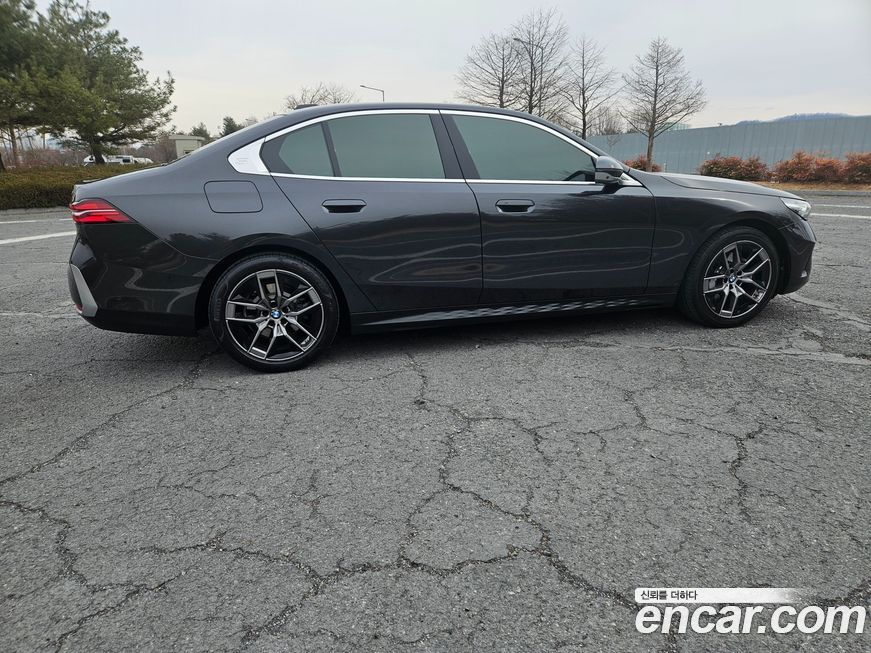 BMW 5-Series 2024