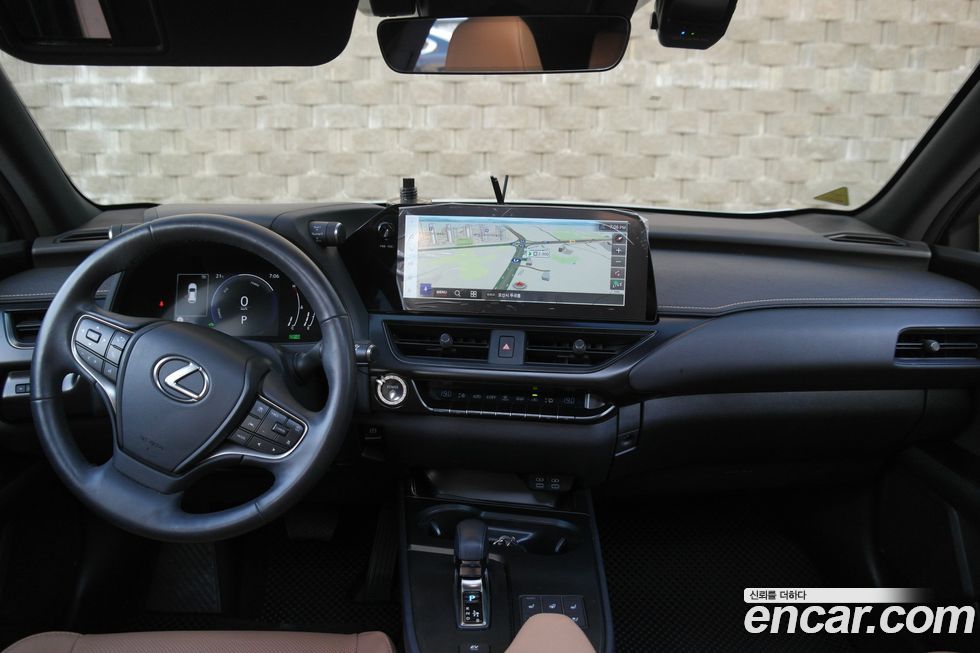 Lexus UX 2025