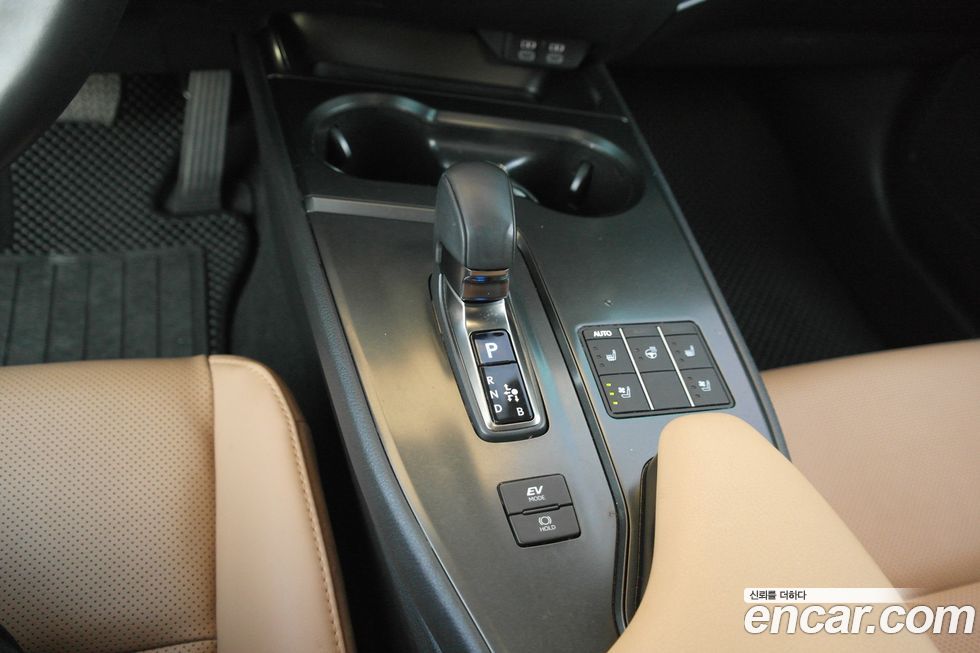 Lexus UX 2025