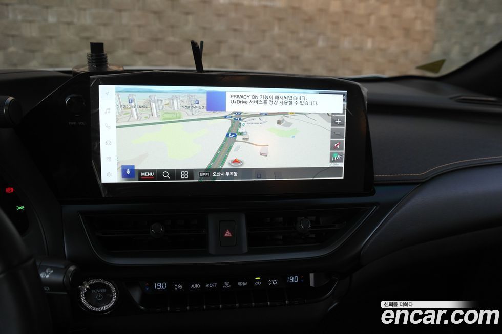 Lexus UX 2025