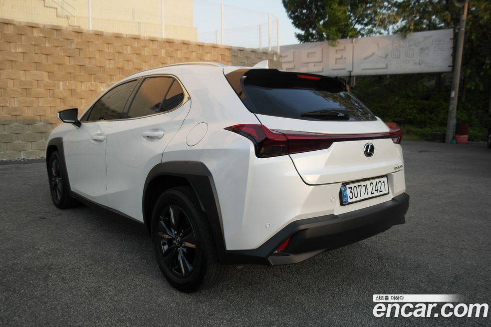 Lexus UX 2025