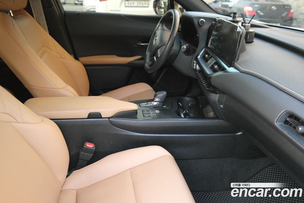 Lexus UX 2025