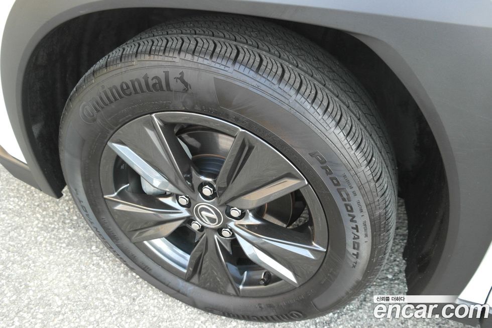 Lexus UX 2025