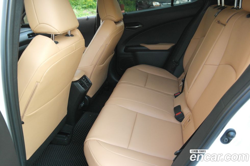 Lexus UX 2025