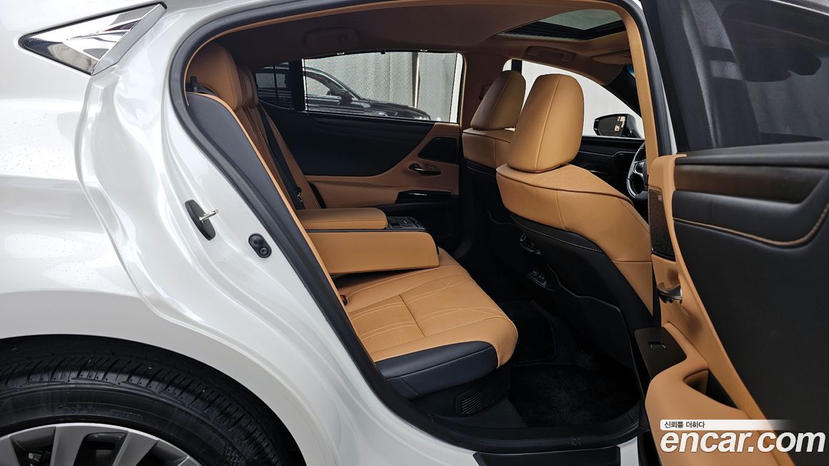Lexus ES 2025