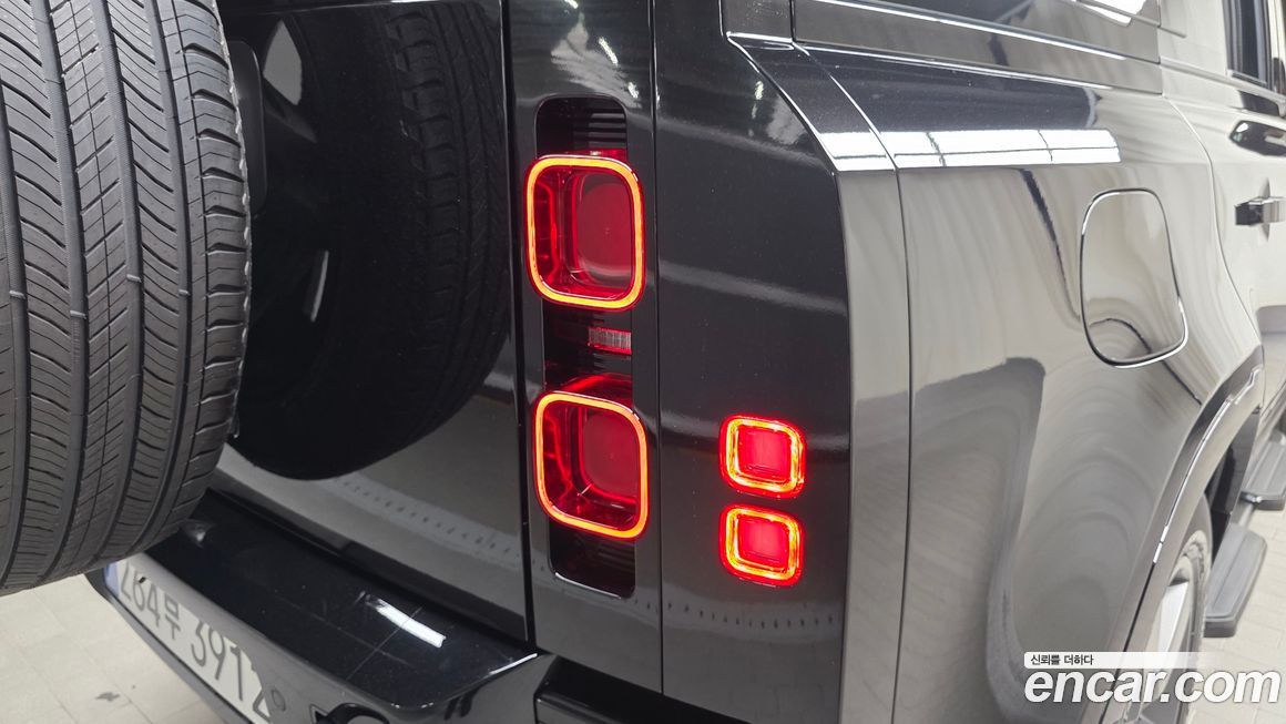 Land Rover Defender 2025