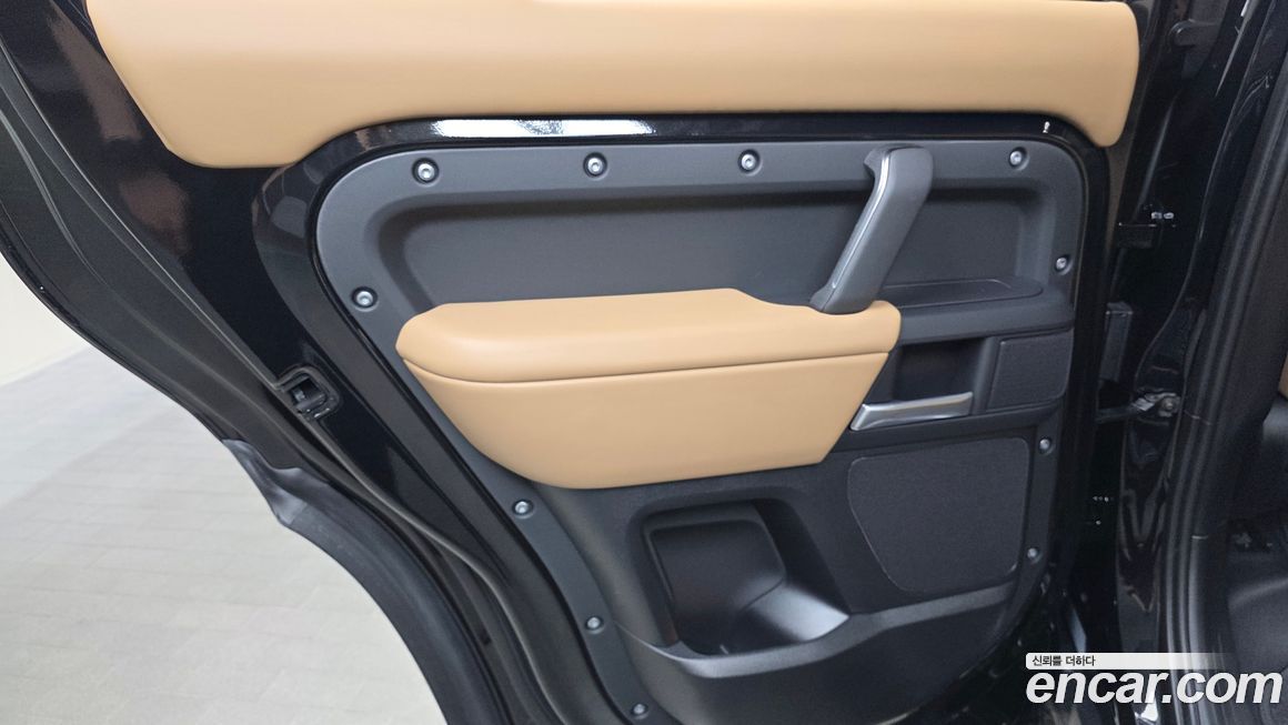 Land Rover Defender 2025