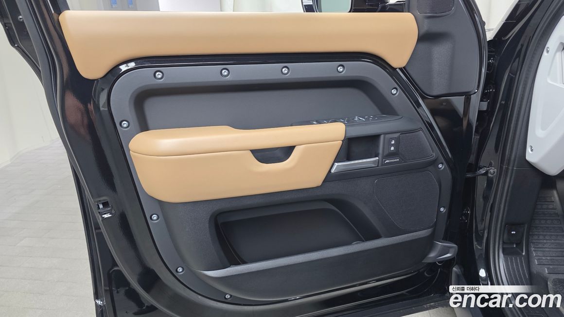 Land Rover Defender 2025