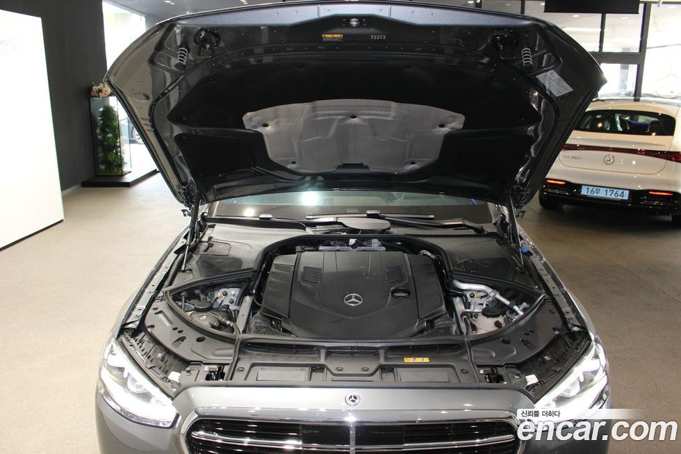 Mercedes-Benz S-Class 2025