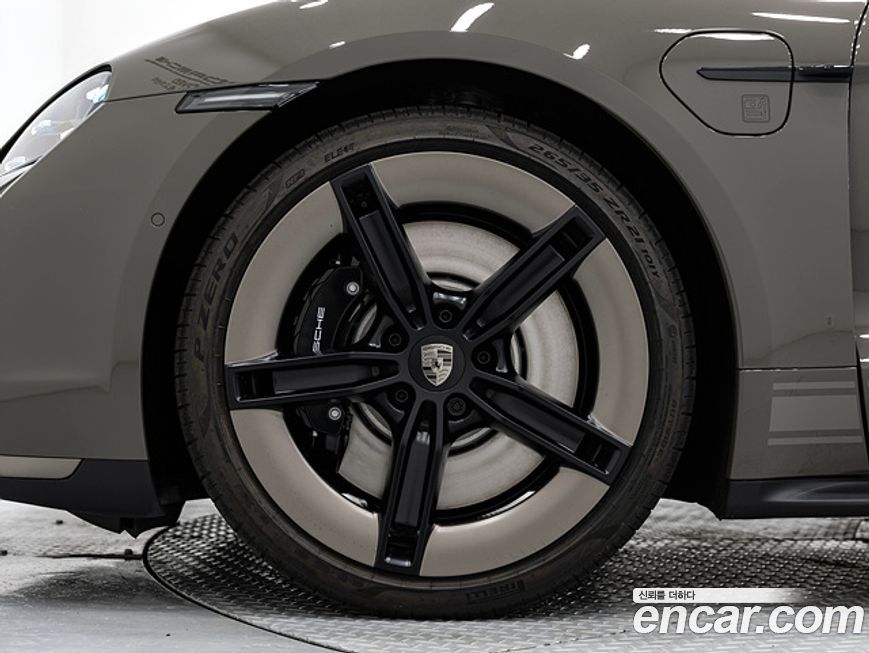 Porsche Taycan 2025