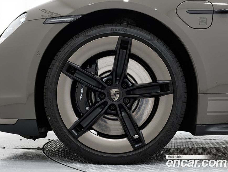 Porsche Taycan 2025