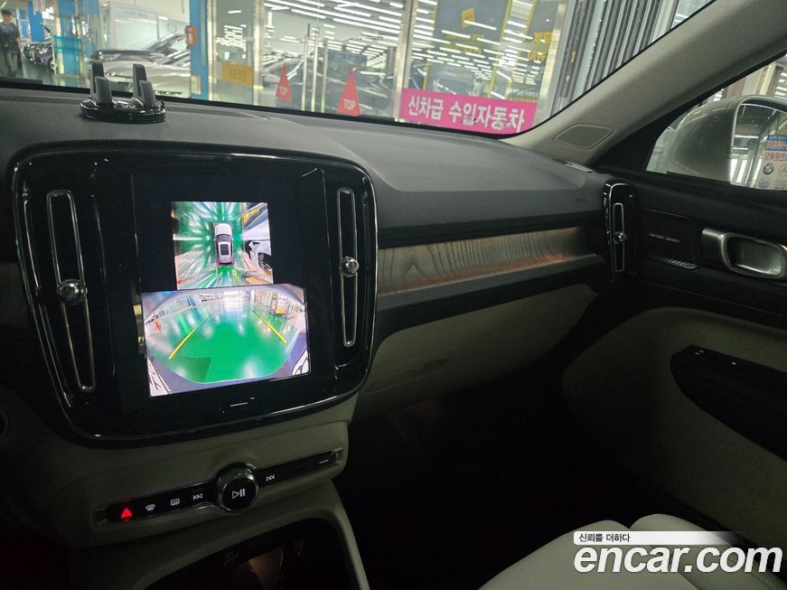Volvo XC40 2025