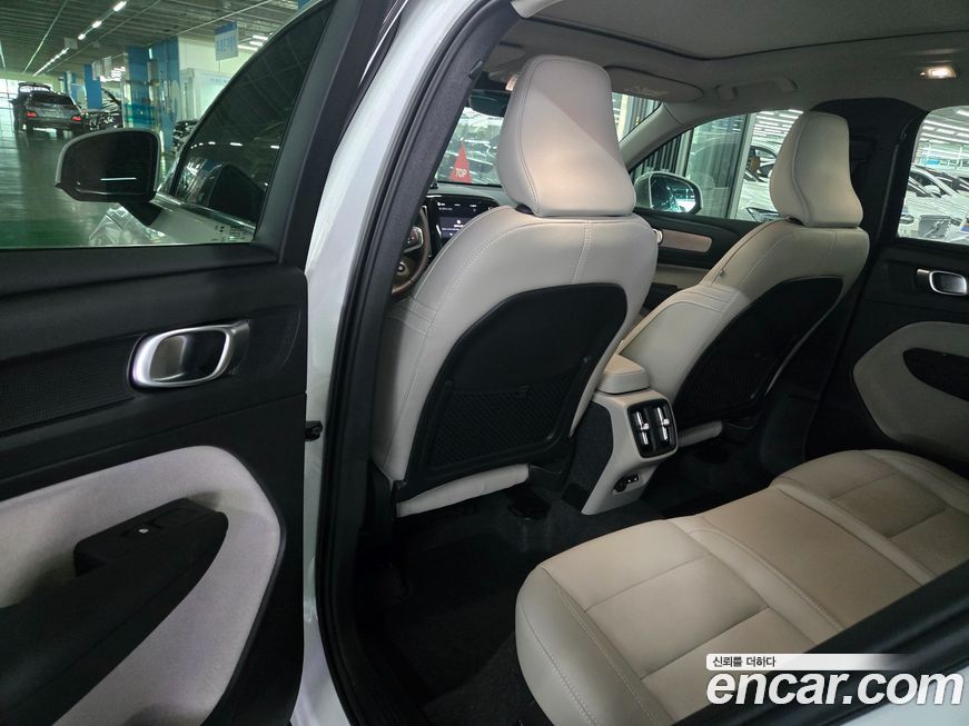 Volvo XC40 2025