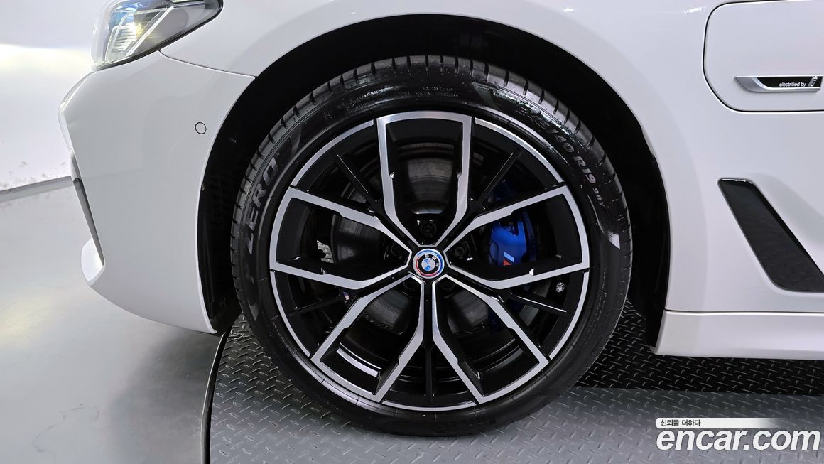 BMW 5-Series 2023