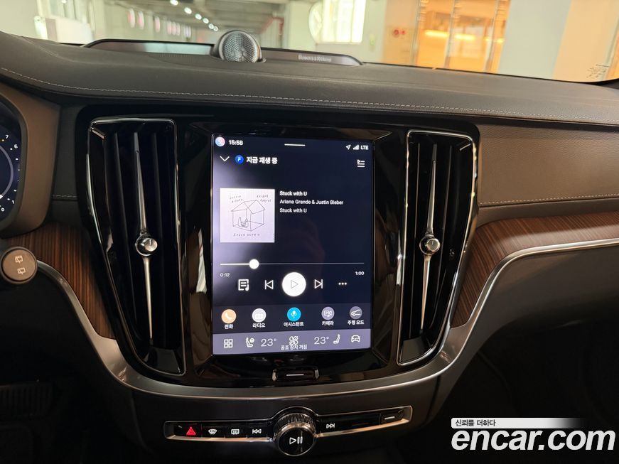 Volvo V60 2025