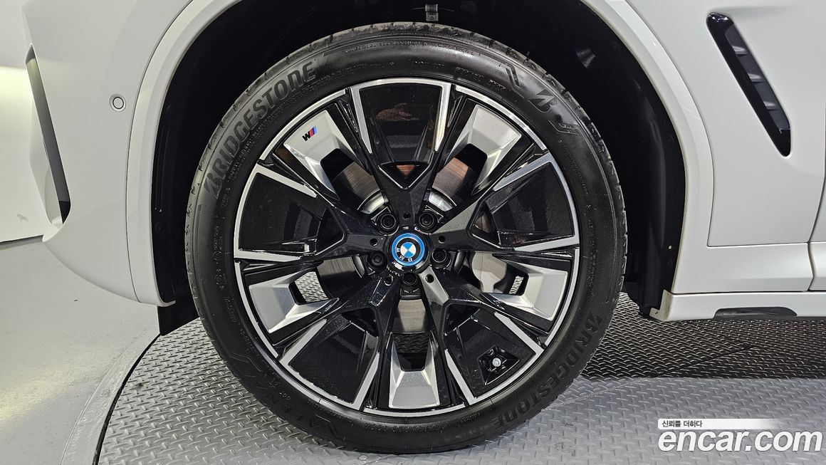 BMW iX3 2025