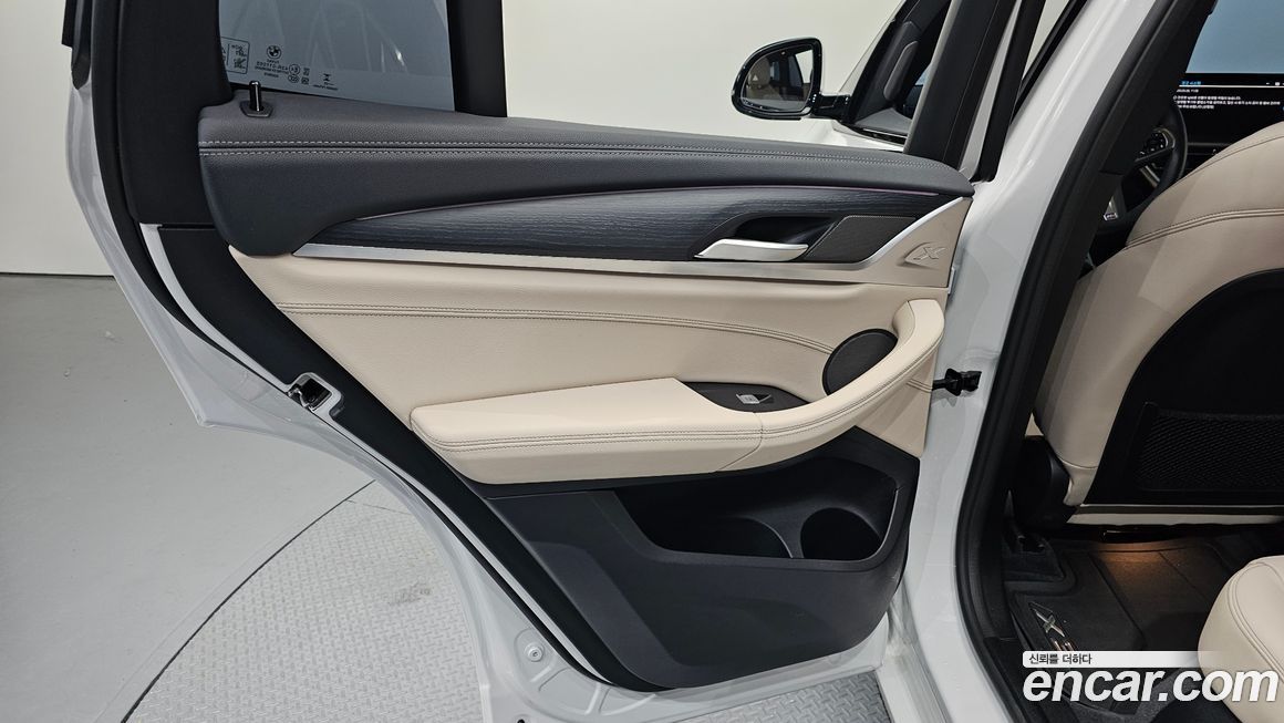 BMW iX3 2025