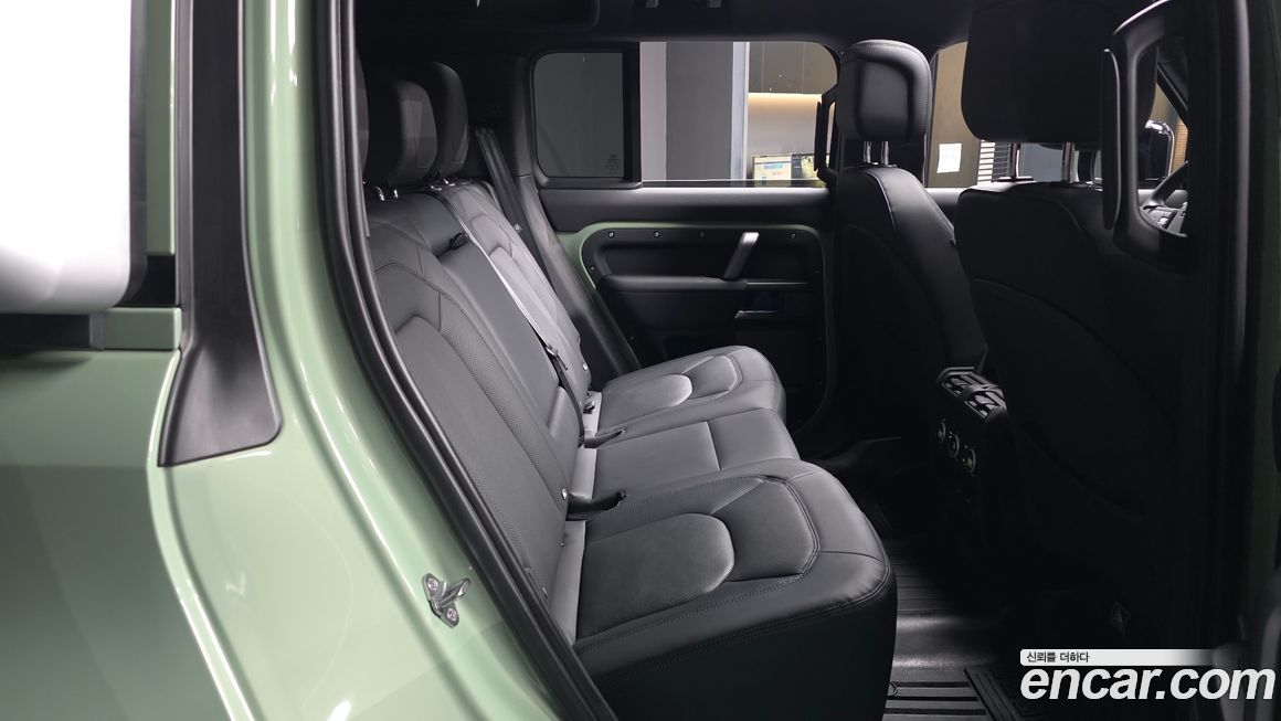 Land Rover Defender 2023