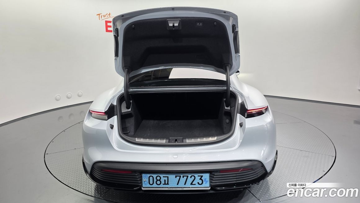 Porsche Taycan 2021