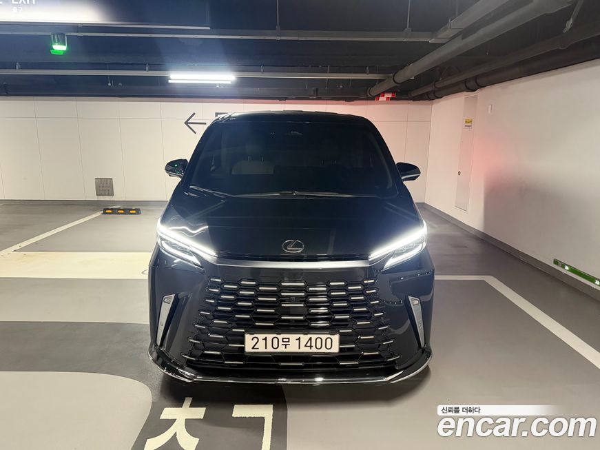 Lexus LM 2025