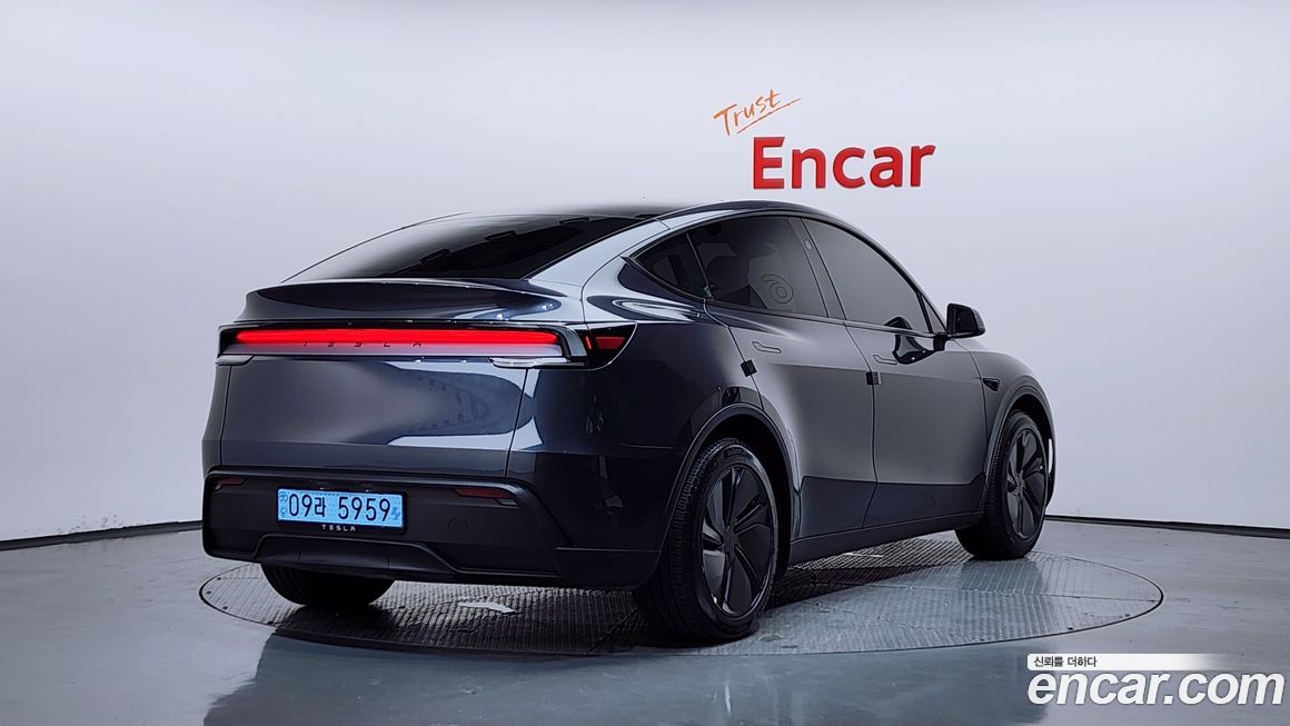 Tesla Model Y 2025