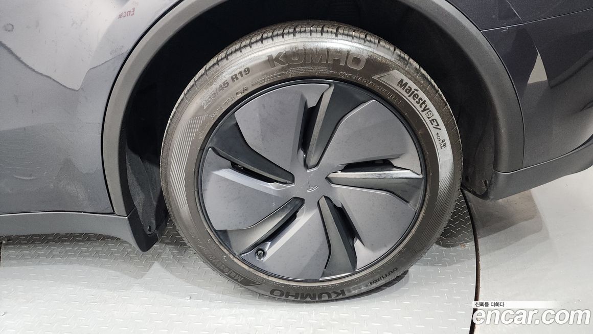 Tesla Model Y 2025