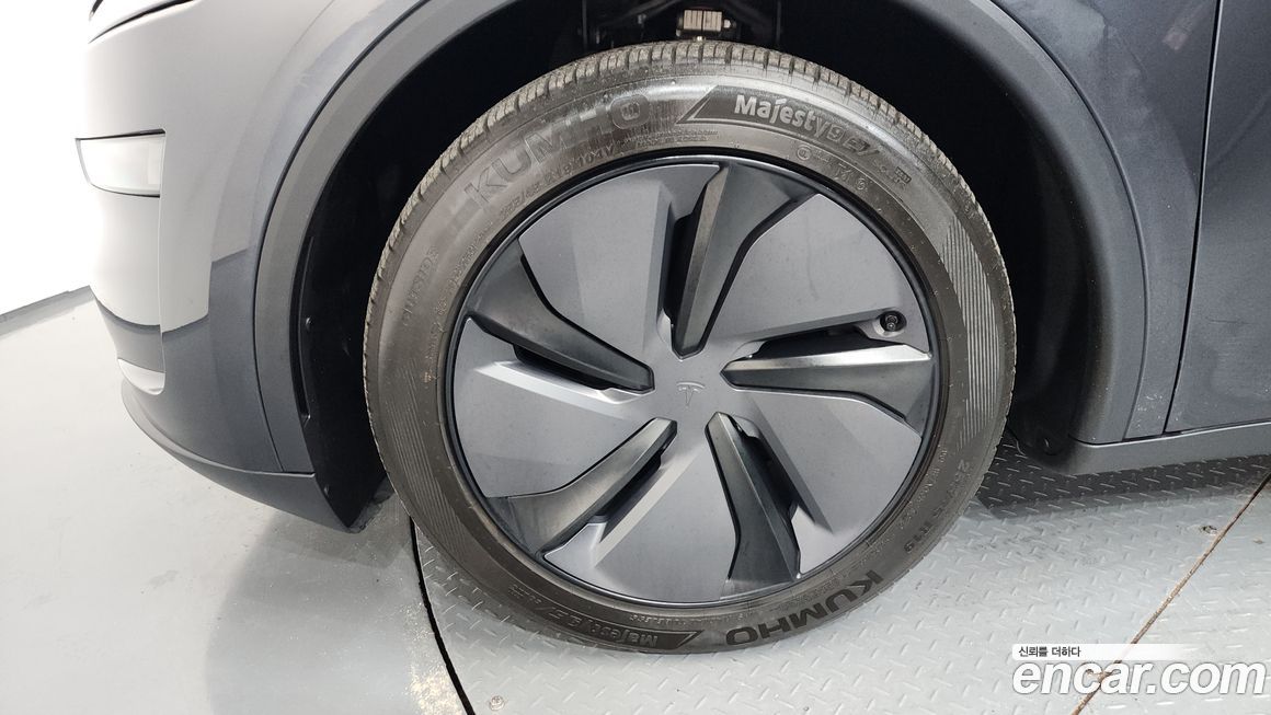 Tesla Model Y 2025