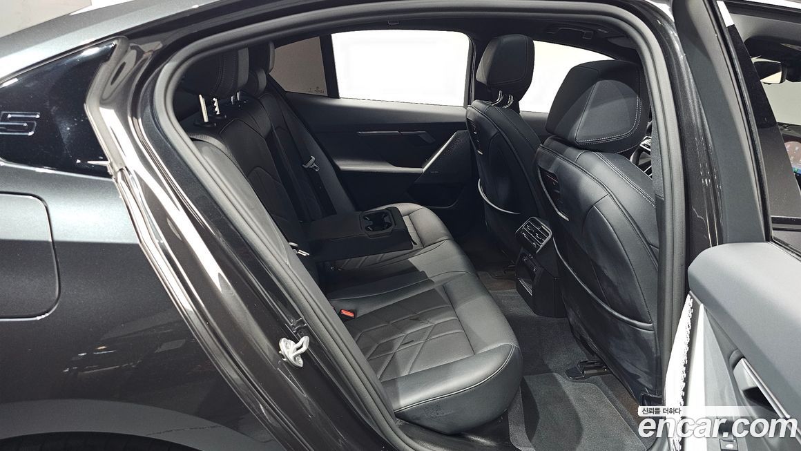 BMW 5-Series 2024