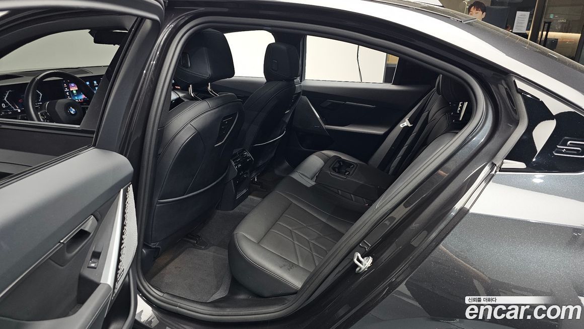 BMW 5-Series 2024
