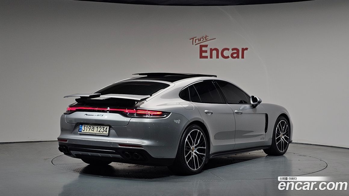 Porsche Panamera 2021