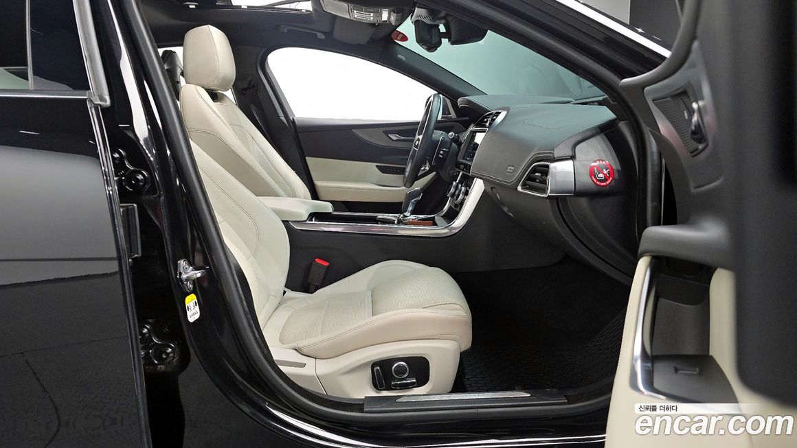 Jaguar XE 2020