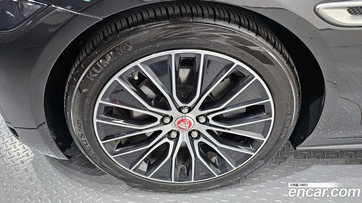 Jaguar XE 2020
