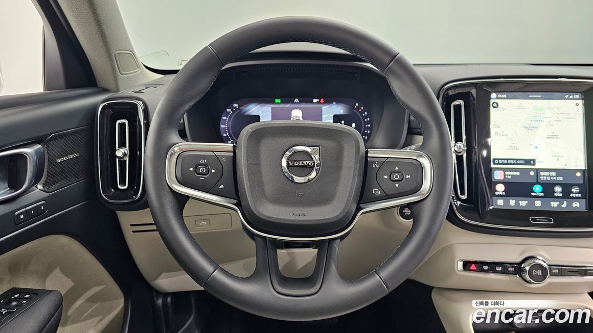 Volvo XC40 2025