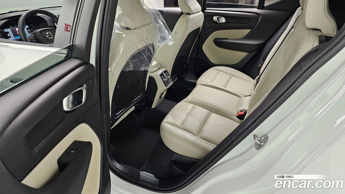 Volvo XC40 2025